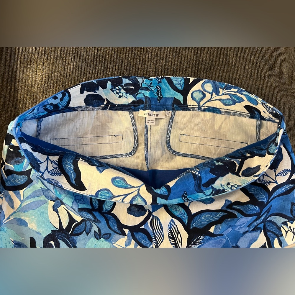 NWOT Chico’s Floral Blue and Bright White Capris - Picture 5 of 9